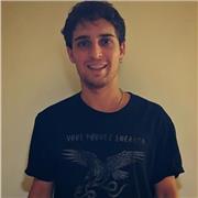 Profesor de música enseña piano, ya sea de música popular o de música clásica